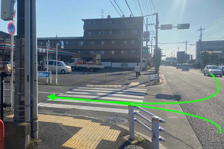 新小平駅前のセブン-イレブンさんのT字路を曲がります