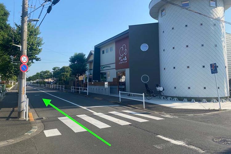 クリニックを右手に見て直進します