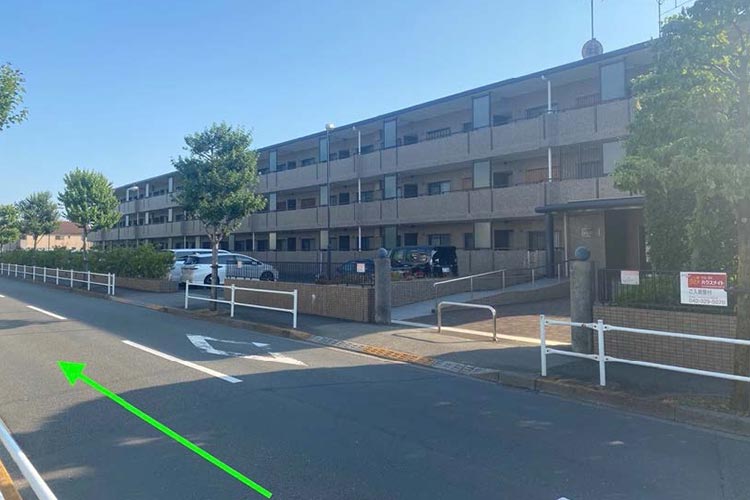 クリニック先の3階建てのマンションを右手に見て直進します