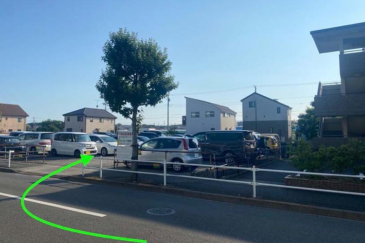 マンション脇の砂利の駐車場No.21～26が当院の駐車場です