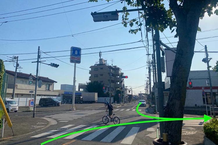 ローソンさんの十字路を新小平駅方面に曲がります