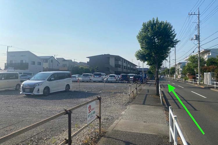 砂利の駐車場が見えてきたらもう少し直進します