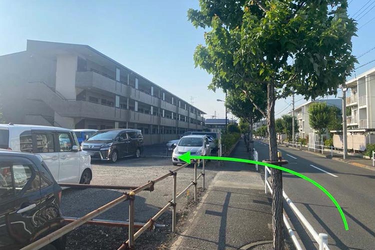 マンション脇の砂利の駐車場No.21～24が当院の駐車場です